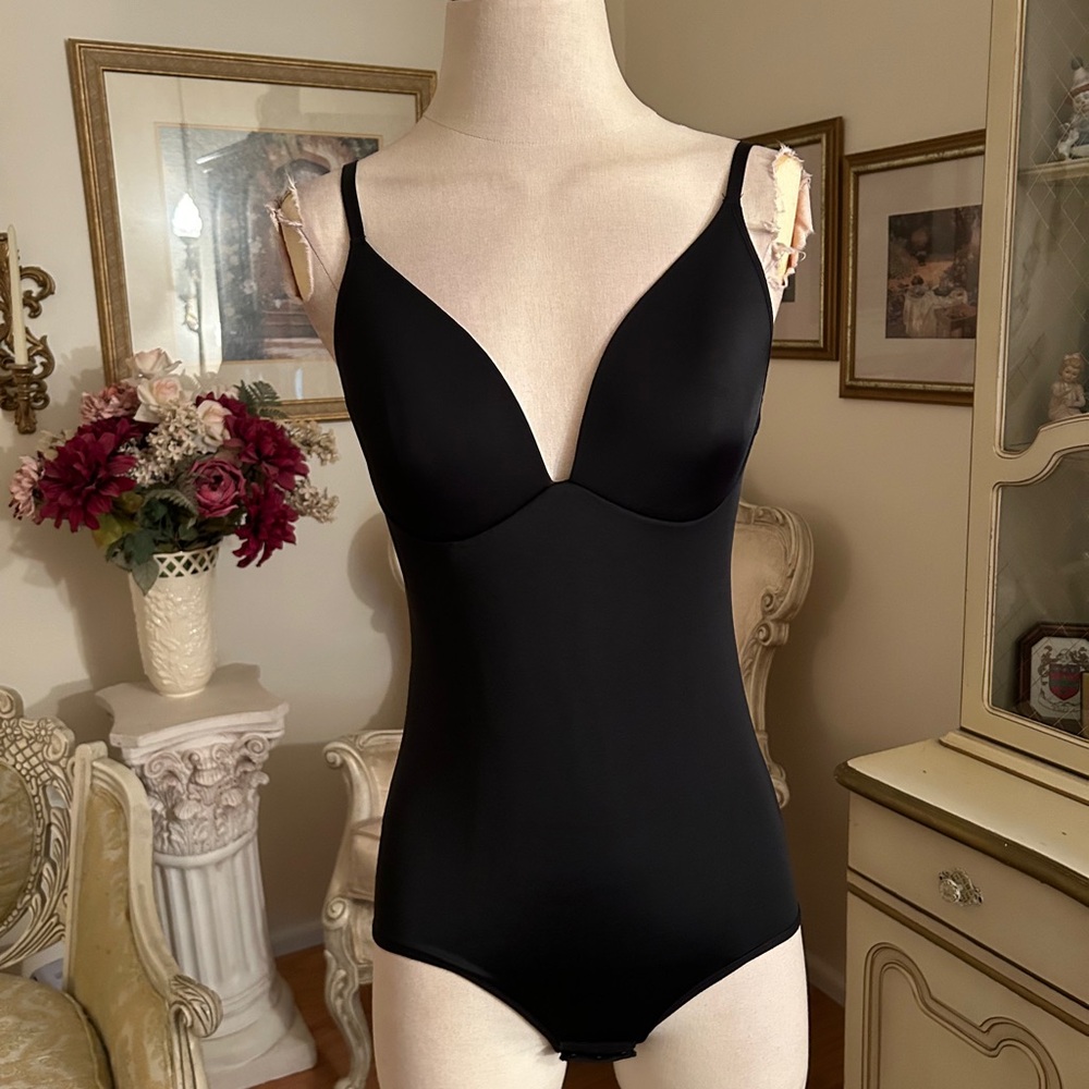 Component NWOT black one piece shaper size L